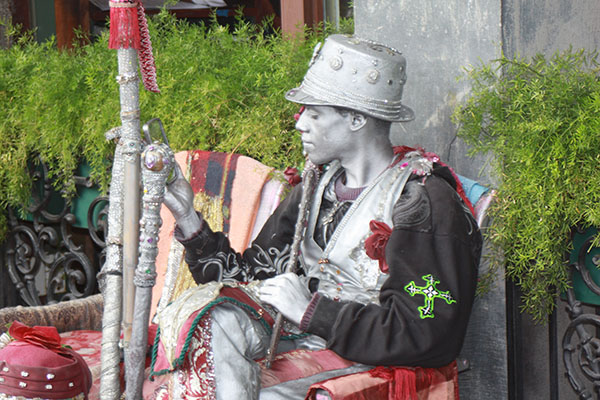 NOLA-D1-silver-man-street-performer